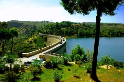 Visite o túmulo, lago e museu de marathon em um tour privado de meio dia. descubra a história grega, vistas panorâmicas e histórias locais com opções flexíveis de retirada.