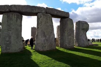 Visita stonehenge dall’interno all’alba o al tramonto, passeggia per il borgo di lacock e scopri le terme romane di bath. gruppo ristretto, accesso esclusivo e trasporto in pullman incluso.