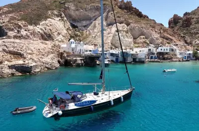 A vela a Milos: Spiaggia di Kleftiko e grotte nascoste private