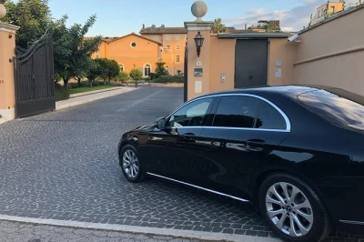 Comece ou termine sua viagem em roma com transfer privado do aeroporto — motorista que fala inglês, pickup direto no hotel ou terminal, água gelada e horário flexível.