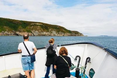 Sinta a brisa do mar no passeio de barco pelas howth cliffs e irlanda’s eye, veja papagaios-do-mar e focas, e ouça histórias locais com um skipper da região. inclui ferry e comentários ao vivo.