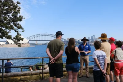 Descubra sydney em meio dia: the rocks, bondi beach, watsons bay e histórias locais. inclui traslado, guia ao vivo e conforto em grupo pequeno.