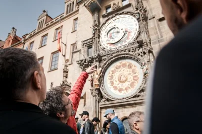 Explore a cidade antiga e o bairro judeu de praga com guia local, veja o relógio astronômico, sinagoga espanhola e o antigo cemitério judaico. acessível para cadeirantes, grupos pequenos.