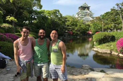 Erlebe osaka per rad – von der schlossanlage über ruhige parks bis zu den flusswegen. inklusive wasserflasche, helm und einem freundlichen zweisprachigen guide.