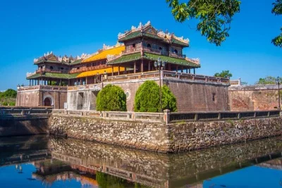 Scopri le tombe imperiali, la cittadella e la pagoda sul fiume a hue con un tour di mezza giornata flessibile. scegli tra crociera in dragon boat o auto privata, con guida locale e pick-up in hotel.