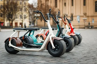 Découvrez prague en scrooser : balade unique autour du château, des parcs et des quais. guide local, eau, casque, imperméable et tout l’équipement inclus.