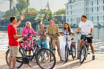 Scopri amsterdam in bici con una guida locale: pedala tra canali, vondelpark, jordaan e altro. incluso bici, guida e pausa caffè per ricaricare le energie.