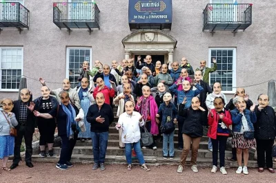 Descubre torquay a través de los ojos de agatha christie en un paseo guiado. visita lugares clave de su vida, escucha anécdotas reales y recorre el paseo marítimo con un guía local—todo incluido