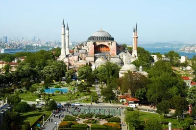 Découvrez istanbul avec un guide privé : explorez sainte-sophie, le grand bazar, traversez le bosphore en ferry et savourez la cuisine locale. itinéraire flexible et accès coupe-file inclus.