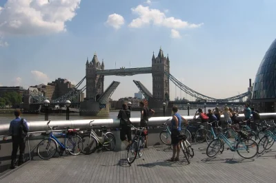 Descubre east london en bici con guía local: sabores de borough market, pubs junto al río y los históricos dockyards. bicicleta y casco incluidos.