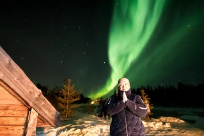 Admirez les aurores boréales à rovaniemi avec un pass aurora flexible de 3 ou 5 jours. plusieurs nuits, guides experts et collations au coin du feu inclus.
