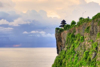Siente la brisa en pandawa beach, disfruta la puesta de sol en el templo de uluwatu y cena mariscos frescos en jimbaran beach—tour privado con guía local y recogida incluida.