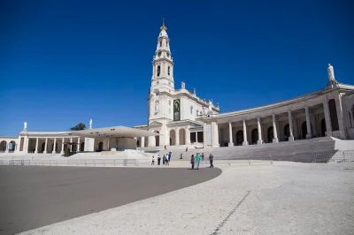 Scopri il silenzio mistico del santuario di fátima, passeggia per le vie di aljustrel e visita la cappella delle apparizioni. include trasferimento da lisbona e guida locale.