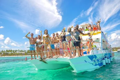 Découvrez punta cana lors d’une croisière privée snorkeling, sirotez des cocktails sur une plage isolée et nagez dans des piscines naturelles—transferts, open bar et équipe locale inclus.