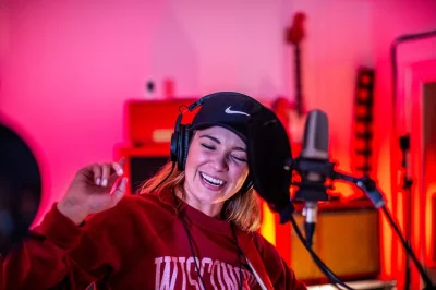 Erlebe ein echtes nashville-aufnahmestudio, sing deine lieblingssongs mit einem profi und nimm deinen eigenen track mit nach hause. 90 minuten session inklusive equipment.