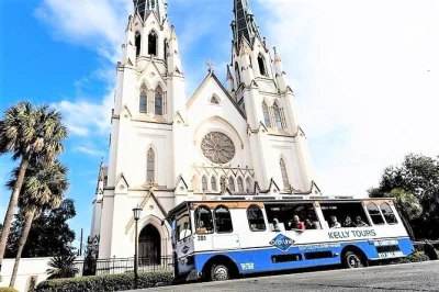 Erlebe savannahs geschichte auf einer 90-minütigen trolley-tour mit live-erzählung, hotelabholung und unbegrenzten shuttle-fahrten, um die plätze und die uferpromenade ganz entspannt zu entdecken.
