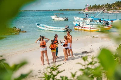 Nade com tartarugas na baía de akumal e explore cenotes cristalinos na floresta do yucatán. guia privado, transporte ida e volta e todo equipamento incluído.
