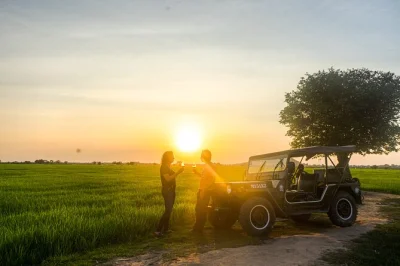Explorez la campagne de siem reap en jeep, visitez un village, découvrez un temple bouddhiste et savourez un apéro au coucher du soleil dans les rizières. petit groupe garanti.
