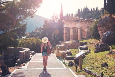 Explore a antiga delphi em um passeio de um dia saindo de atenas, com guia pelas ruínas, entrada no museu e transporte do hotel. inclui parada em arachova e almoço local.