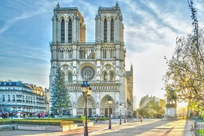 Découvrez paris à pied avec un guide expert. visitez notre-dame, le louvre et promenez-vous le long de la seine. accessible en fauteuil roulant et en privé.
