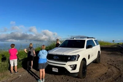 Erlebe mauis wilde seite auf der privaten road to hana tour mit wasserfällen, schwarzem sandstrand und lokalen food-stops – inklusive abholung und komfort im luxus-suv.
