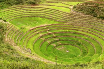 Scopri la valle sacra con un tour privato da cusco. visita le terrazze di moray, le saline di maras e le tradizioni tessili di chinchero. include il trasferimento.