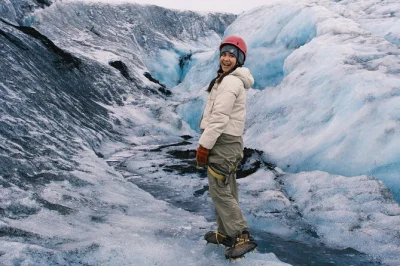 Découvrez skógafoss, randonnez sur le glacier sólheimajökull et marchez sur les plages de sable noir de reynisfjara lors d’une excursion en petit groupe au départ de reykjavik avec transfert in