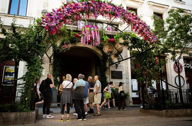 Bares en ruinas de Budapest con bebidas, snacks y arte callejero