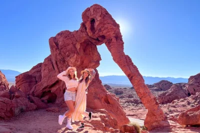 Descubre los colores del desierto en valley of fire y red rock canyon con una excursión desde las vegas, con snacks, entradas y guía local para una experiencia sin complicaciones.