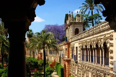 Découvrez l’alcazar, la giralda et la cathédrale de séville avec un guide privé, accès coupe-file et prise en charge à l’hôtel. plongez dans histoires, légendes et patrimoine vivant.