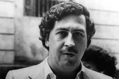 Descubre la verdadera historia de medellín en un tour por los lugares de pablo escobar: el memorial mónaco, su tumba y la azotea donde terminó todo. recogida privada y guía bilingüe incluidos.