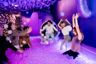 Descubra o ikono em barcelona: arte interativa, ambientes divertidos e surpresas sensoriais. entrada rápida e acessível para todas as idades e habilidades.