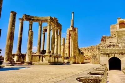 Explore as ruínas romanas de dougga, caminhe pelas ruas mouriscas de testour e descubra as vilas subterrâneas de bulla regia — tour privado com guia e entradas inclusas.