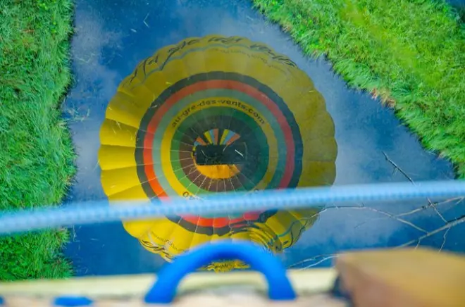 Montgolfière au lever ou coucher du soleil dans la vallée de la Loire