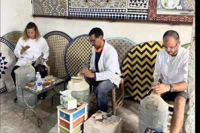 Descubre marrakech creando tu propio mosaico con un maestro local. incluye recogida en hotel, materiales y té de menta tradicional durante el taller.