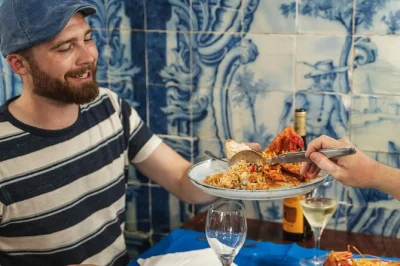 Scopri i sapori di lisbona con un tour gastronomico nella baixa: petiscos, pesce, bifana, vino e ginjinha, più dolce finale. percorso accessibile e tavoli prenotati.