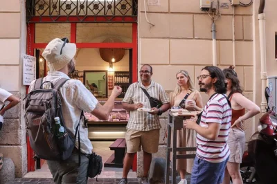 Descubra roma com um tour gastronômico por trastevere e campo de fiori, provando massas, porchetta e gelato com guia local. grupos pequenos, refeição completa inclusa.