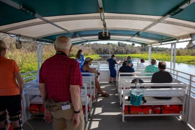 Erlebe die ruhe des st. johns river in florida bei einer bootstour ab blue spring, entdecke wilde manatees und vögel – mit toilette an bord und lokalem guide.