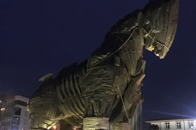 Von istanbul zu den schlachtfeldern von gallipoli und den antiken ruinen von troja – mit lokalem guide, hotelübernachtung und allen transfers für eine entspannte reise.