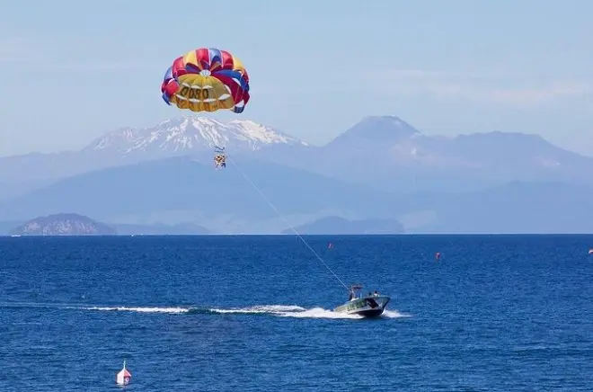 Parasailing sur le lac Taupo : 300 mètres au-dessus de l’eau