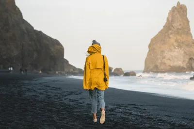 Découvrez l’islande sauvage : cascades, plages de sable noir, randos sur glacier et paysages volcaniques lors d’un tour en petit groupe de 6 jours au départ de reykjavik.