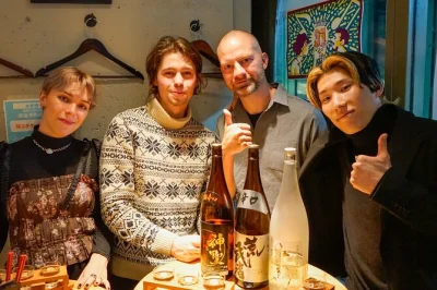 Entdecke kyotos lebhafte gassen in pontocho, probiere izakaya-spezialitäten und nippe an lokalem sake mit kleinem guide-team. inkl. 3 bars, dinner, drinks und zentraler treffpunkt.