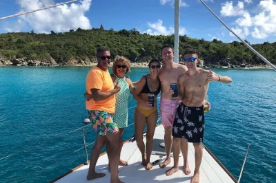 Noleggia uno yacht privato di 54' nelle isole vergini. fai snorkeling a maho bay, rilassati a honeymoon beach e naviga oltre trunk bay. escursione giornaliera all-inclusive.