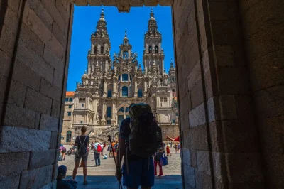 Feel the spirit of santiago de compostela and stroll valença’s fortress on this day trip from porto. includes hotel pickup, local guide, and free time for lunch.