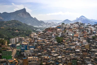 Découvrez la favela rocinha à rio avec un guide local, rencontrez les leaders communautaires, visitez des projets sociaux et profitez de vues uniques. transport climatisé inclus.