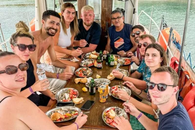 Rhodos angeltour mit captain michalis: trolling, schwimmen und frisches bbq an bord. inklusive ausrüstung, getränke & griechischem mittagessen.