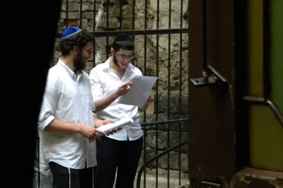 Walk budapest’s jewish district with a local guide, explore synagogues, urban art, and szimpla kert. includes booking fee. connect with real stories and culture.