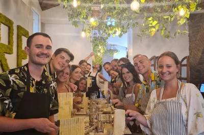 Viva o coração de roma numa aula prática de massa e tiramisu perto da escadaria espanhola. inclui vinho, limoncello e todo o material. reserve fácil.