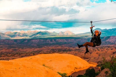 Moab erleben: zipline-abenteuer mit offroad-fahrt, atemberaubenden canyon-ausblicken und kompletter ausrüstung. jetzt deinen adrenalinkick sichern!