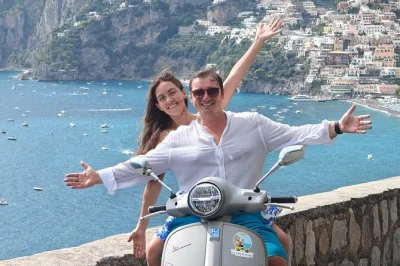 Disfruta de un paseo en vespa por la costa amalfitana, desde positano hasta ravello. incluye recogida en hotel, conductor experto y parada para café y pastelitos locales.